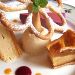 シャンソニエ - 自家製ケーキ盛り合せアイスクリーム添え の拡大