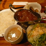 カフェビアンコ - 千葉の八百屋さんから取り寄せたトマトたっぷりの自家製辛口カレーライス。ルーのお代わり有り。