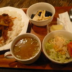 カフェビアンコ - 牛丼ランチ。甘辛いタレが絶妙です。