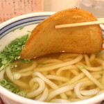 博多うどん はち屋　 - 丸天の下には、歯が不要なほどソフトなうどんが