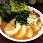 横浜ラーメン 町田家 - チャーシュー麺 普通盛り