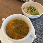 CHATONS - ランチにはサラダとトマトスープが付きます