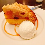 パルファン - りんごクランブルタルト　生クリーム添え