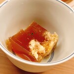 割烹 白鷹 - お通しはあこうの煮凝りです