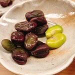 割烹 白鷹 - 皮が赤いだけで豆自体は緑色でした