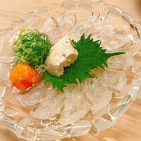 割烹 白鷹 - 眞子鰈の薄造り。肝と縁側が添えられておりました