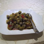 大龍蝦  - 先ずは最初に出されたお豆をつまみながら皆ビールで乾杯です。
            