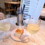 ワイン食堂 Lucky - お通しのパン（フォッカチャ）400円　ワイン（ハッピーアワー）300円