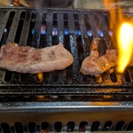 焼肉 初栄 - カルビ焼いてます