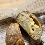 パンやきどころ RIKI - マカダミアンナッツとホワイトチョコの天然酵母 ¥380