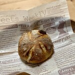 パンやきどころ RIKI - マカダミアンナッツとホワイトチョコの天然酵母 ¥380