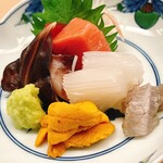 割烹 白鷹 - 上から中トロとその陰に隠れた赤身の天端、鳥貝、白イカ、生ウニと眞子鰈の縁側です