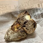 パンやきどころ RIKI - ブルーベリーとクランベリーの赤ワイン煮 北海道産クリームチーズを包んで ¥380