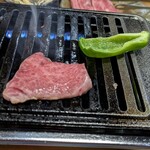 焼肉 初栄 - ロース焼いてます