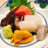 割烹 白鷹 - 上から中トロとその陰に隠れた赤身の天端、鳥貝、白イカ、生ウニと眞子鰈の縁側です