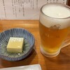 常夜燈 - エビスビール(生)中ジョッキ(715円)と突き出しのたまご豆腐