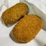 名産松阪肉 朝日屋 - 手前が松阪牛コロッケ揚げたて235円、奥が松阪牛ミンチカツ揚げたて335円