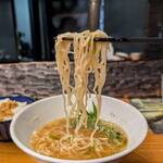 麺劇場 玄瑛 - 透明感のある、ツルッとパッツン系の麺！