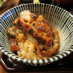 あつた蓬莱軒 - お茶碗に取って、最初はそのままで。