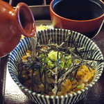 あつた蓬莱軒 - 3杯目は、それぞれの薬味を乗せて鰹出汁をかけて。