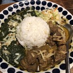カリー河 - あいがけ(マトン、ほうれん草チーズ)