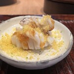 すし処 ひさ田 - 瀬戸内 障泥烏賊下足葛ポン酢掛け自家製唐墨
      削り掛け柚子皮削り掛け