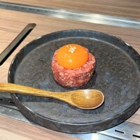 東京焼肉 黒木 - 赤ユッケ（タレ） … ¥1,782