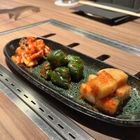 東京焼肉 黒木 - キムチ盛り合わせ … ¥1,045
