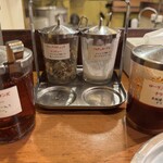 ポークビンダルー食べる副大統領 - 薬味？いろいろある