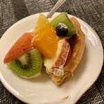 ハナフル 近鉄四日市店 - 無惨に四つ切りにしたフルーツタルト（2024年8月）