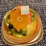 ハナフル 近鉄四日市店 - フルーツタルト表面　オレンジが大輪のひまわりのようだ（2024年8月）