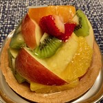 ハナフル 近鉄四日市店 - フルーツタルト裏面　苺、リンゴが色鮮やか（2024年8月）