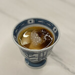 Helm by Josh Boutwood - ④ストリートフードの「タホ」(温かい豆腐に黒糖のシロップをかけて、サゴをトッピングした料理)をイメージした出汁スープロワイヤル タピオカとXО醤