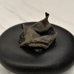 Helm by Josh Boutwood - ⑦イカ墨のリゾット レモン風味 米チップス
