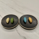 Helm by Josh Boutwood - ⑨4種のバター(オレンジ色：ドライトマト 青色：バタフライピー 緑色：パセリとラード ベージュ色：ブラウンバター)と２種の自家製パン