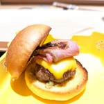 江戸焼肉 - 万葉牛と特産松阪牛の照り焼きチーズバーガー