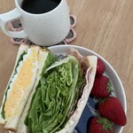 Due Tre - デューエトゥレさんのBLTサンドイッチ。ボリューム感！