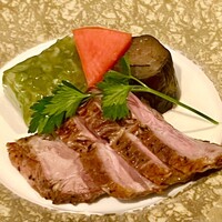 春秋ツギハギ 日比谷 - スペイン産イベリコ豚の炭火焼き。付け合わせの茄子と春キャベツのゼリーが味がしっかり染みていて美味。