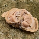 神田錦町 鮨たか晴 - 煮蛤 ※親方の仕事が光る一貫。ツメに頼らない煮蛤の旨さ。