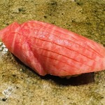 神田錦町 鮨たか晴 - 鮪（竜飛岬） ※ 鮪のクオリティが圧巻の一貫！