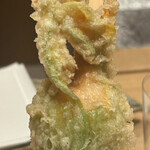 ぬま田 - ズッキーニの花車海老詰め