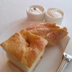 フォカッチャとバケット。自家製バターは生クリームに近い、ノーマルと燻製味。