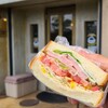 MECQUE - ハムチーズトマトのサンドウィッチ(税込302円)
具材はロースハム&チーズ&蕃加&萵苣、千切り甘藍&玉蜀黍のコールスローが軟らかな食パンに挟まれています