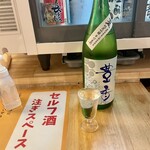 角打ち＋81 カネセ商店 - セルフ酒は1杯できりあげます。前回はココで3杯でしたがそれよりもカウンター席で情報収集です
