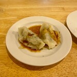 角打ち＋81 カネセ商店 - 同行者がお姉さんのお勧めのおつまみ下さい！で水餃子