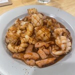 角打ち＋81 カネセ商店 - 以下の気も？　ん？　「イカの肝」炒めです(^^) 個人的にはコレがこのお店のヒット！コレを食べて18:00予約の山屋さんへ