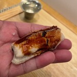 金寿司 - お箸で持てないほどふわふわなので手に乗せていただく穴子