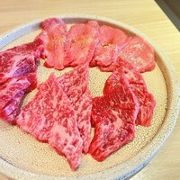 炭火焼肉 肉の匠 ひうち - 手前右からまるかわ、友三角、イチボ、奥はタン