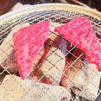 炭火焼肉 肉の匠 ひうち - 友三角　さらっと炙ります