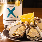 BISTRO Aka.neco. - 料理写真:生かきと白ワイン